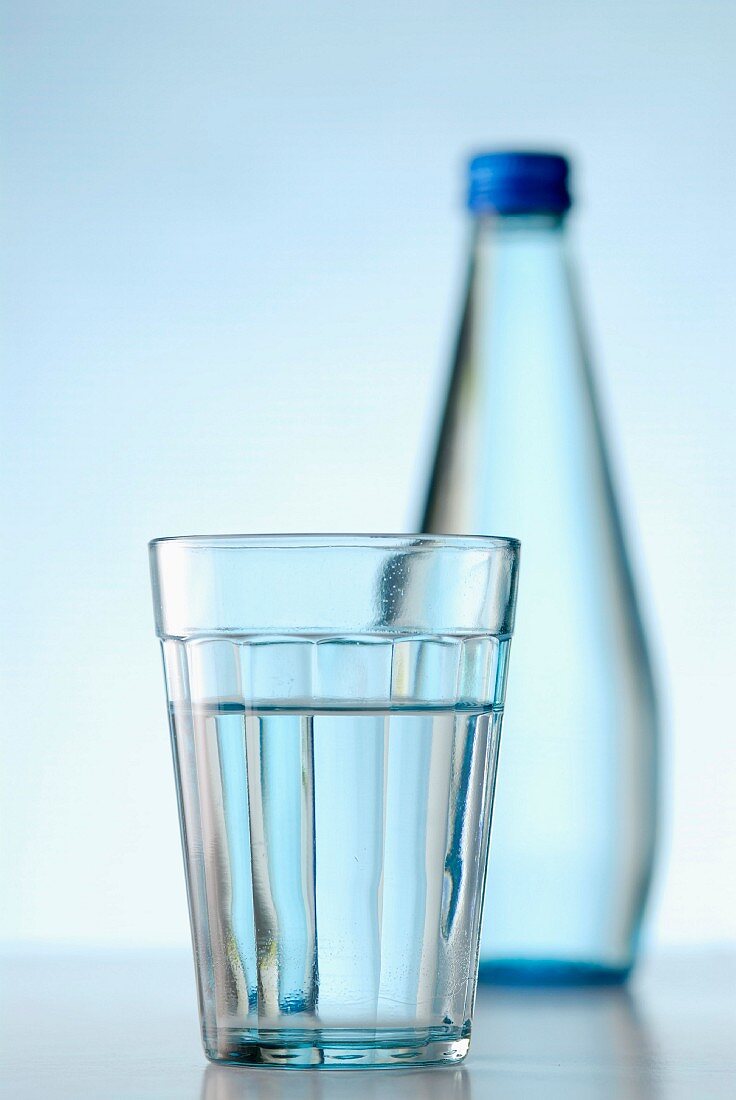 Wasser im Glas und in der Flasche