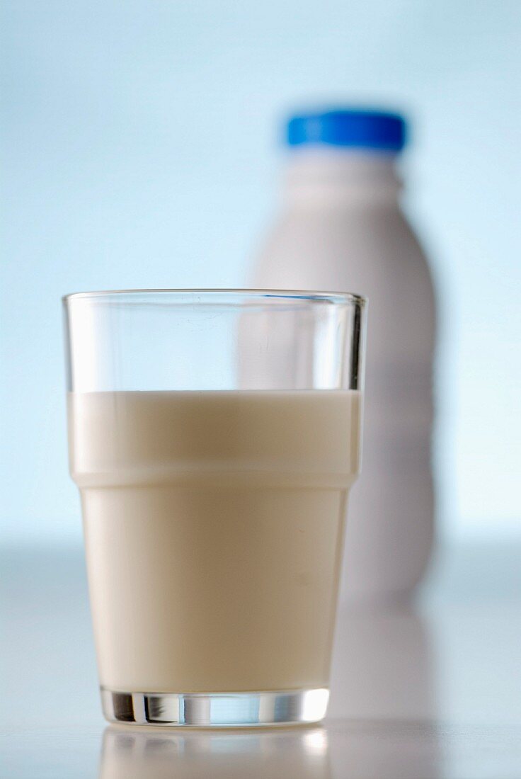 Milch im Glas und Milchflasche