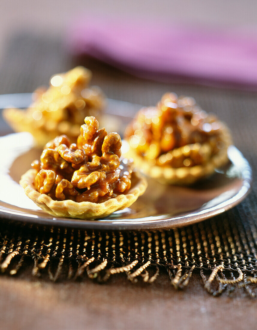 Mini tartlets with caramelized walnuts