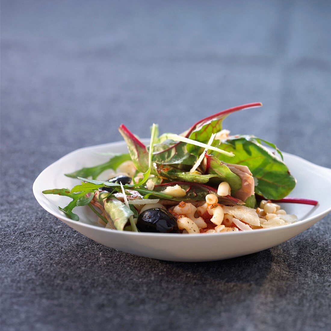 Salat mit Hörnchennudeln und Rote-Bete-Sprossen