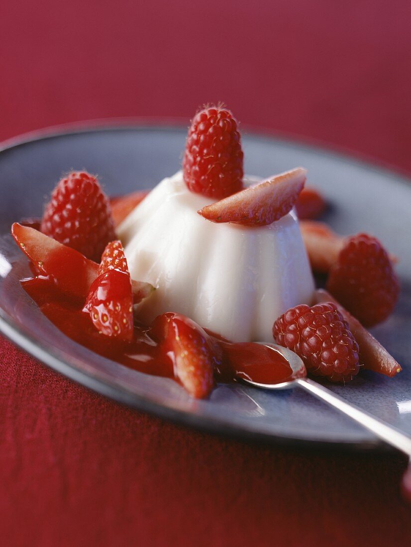 Blanc-manger (Mandelgelee) mit Erdbeeren