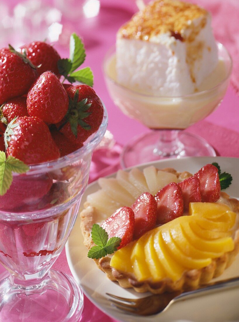 Verschiedene Desserts und frische Erdbeeren