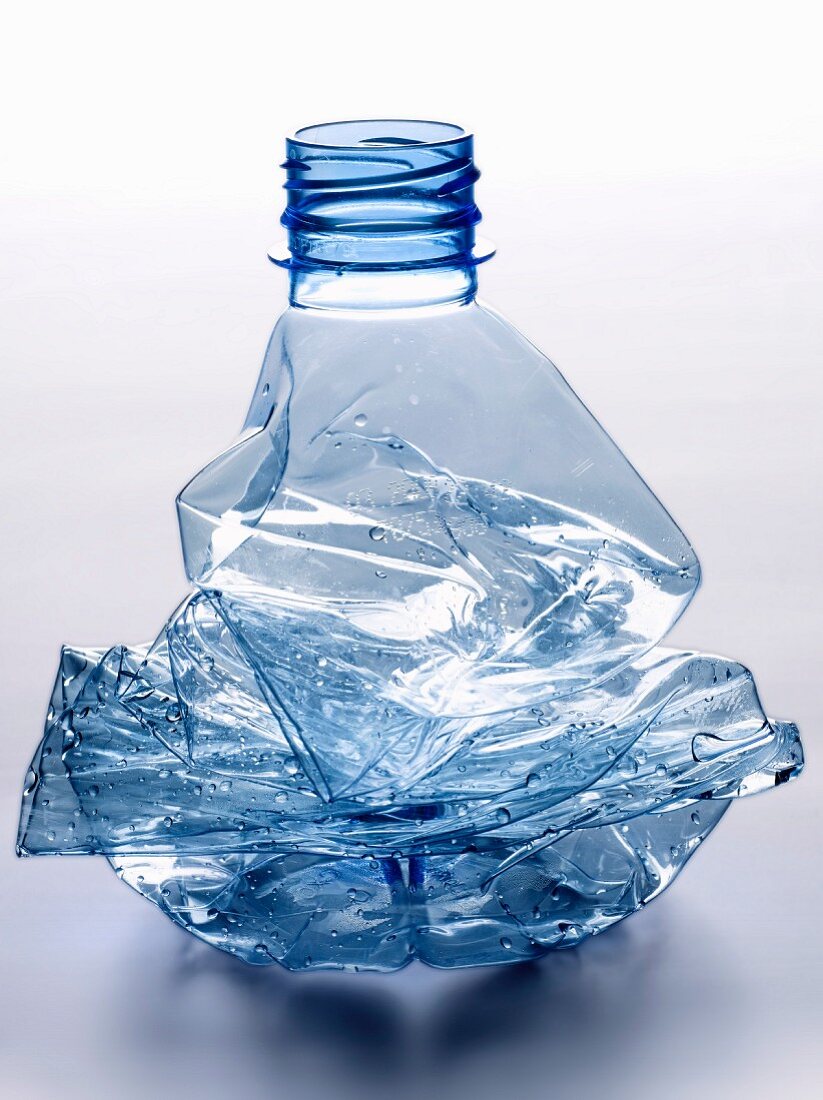 Zusammengedrückte Wasserflasche aus Plastik