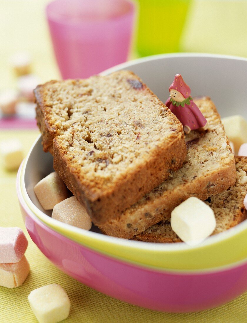 Kastenkuchen mit Mandeln, Haselnüssen und Datteln