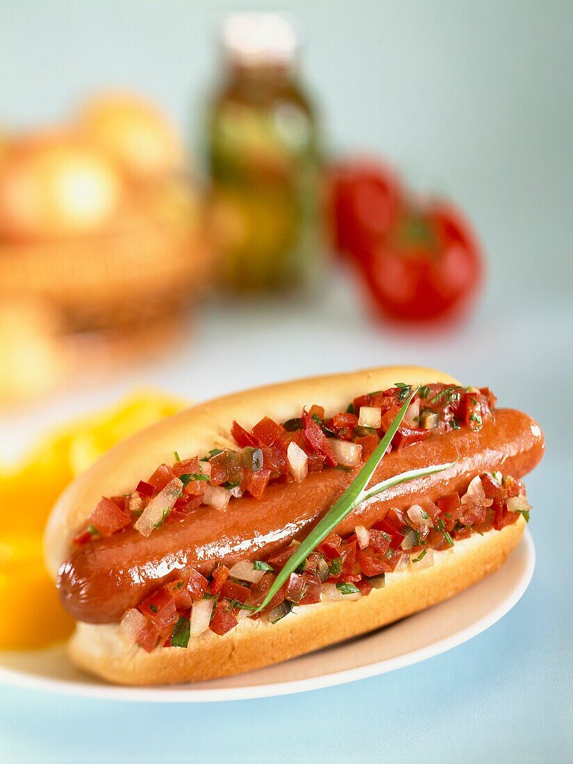 Hot Dog mit Gemüsesalsa