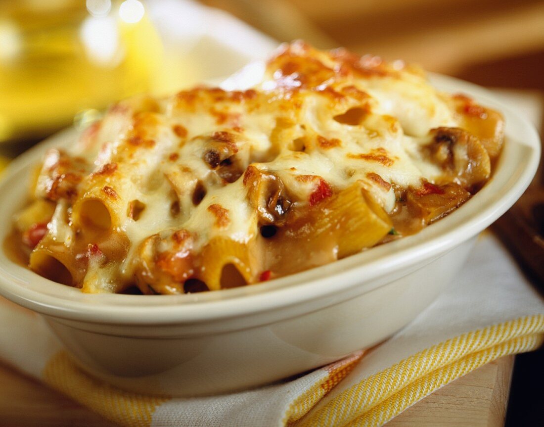 Rigatoni gratin with peppers and mushrooms