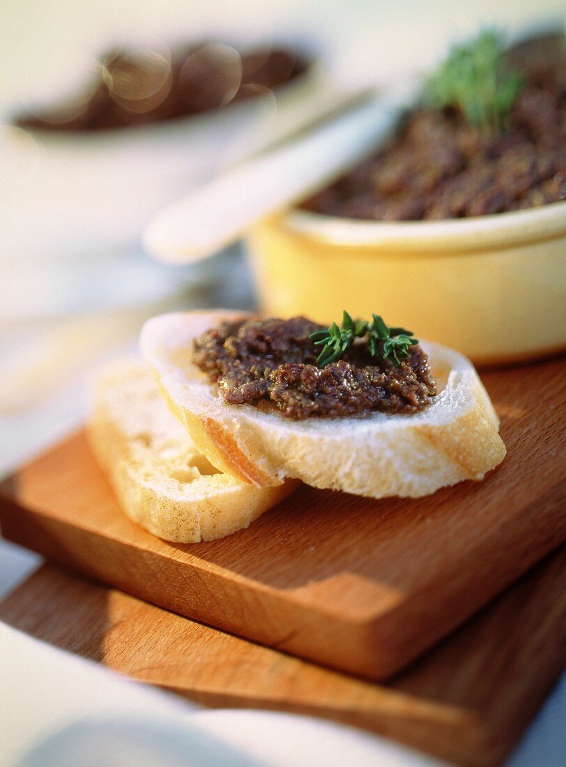 Brot mit Tapenade