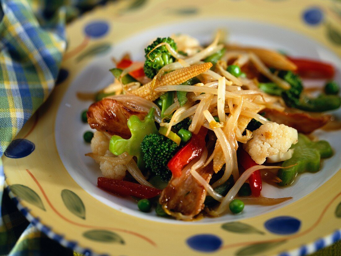 Stir-fried chicken with vegetables and soya sprouts