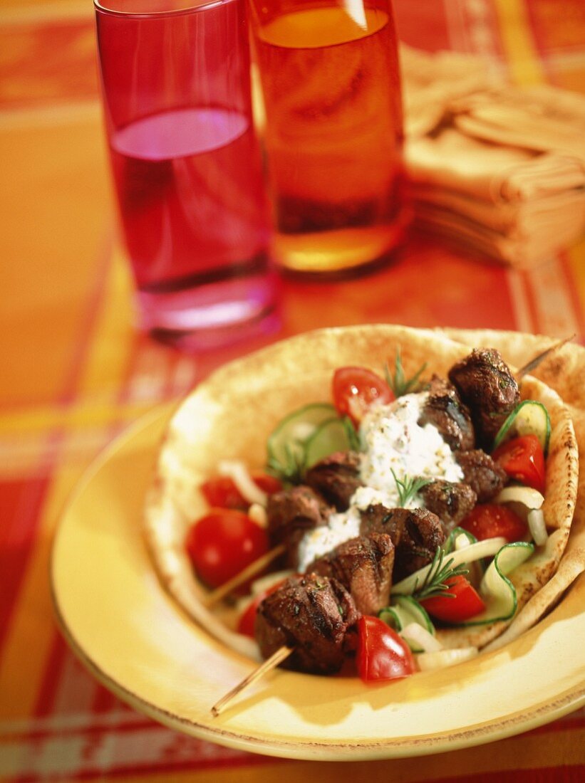 Beef skewers with Bérnaise sauce on pita bread