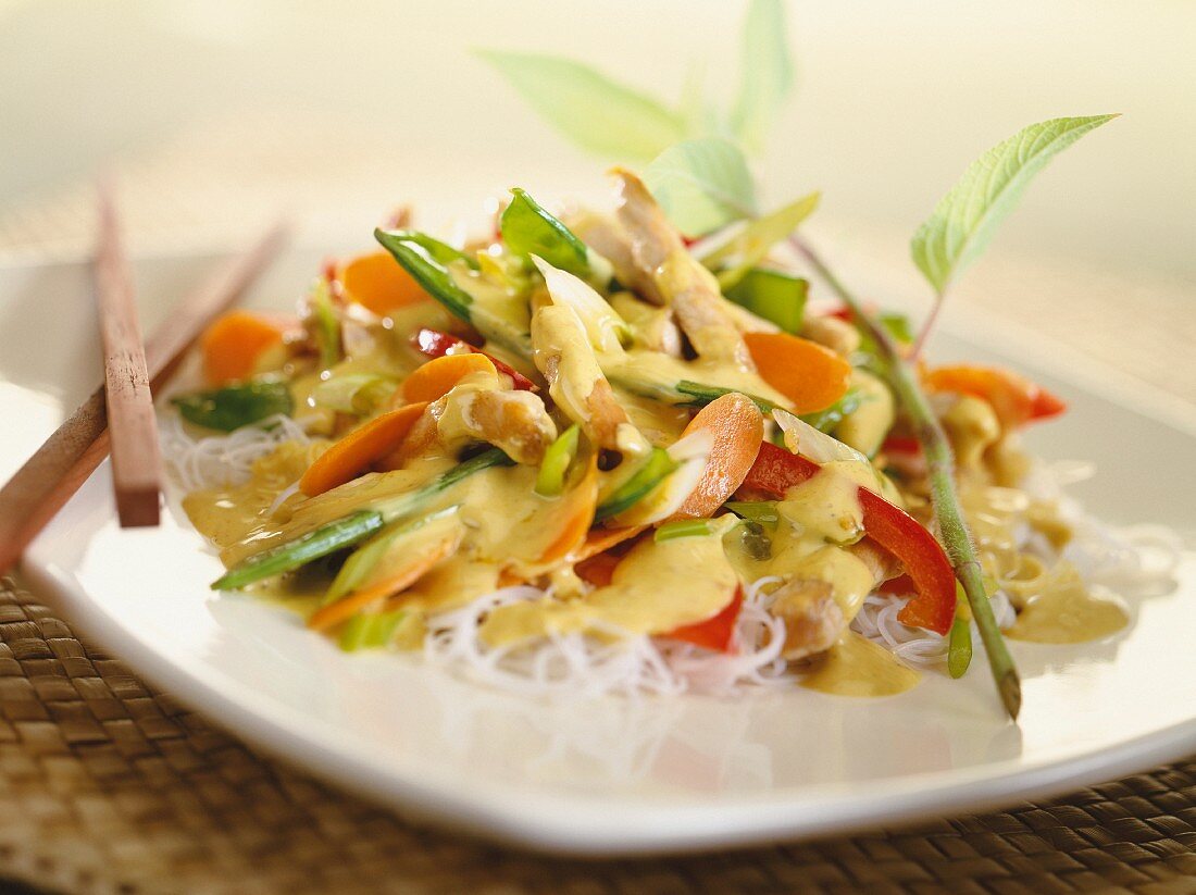 Rice noodles with vegetables and chicken breast