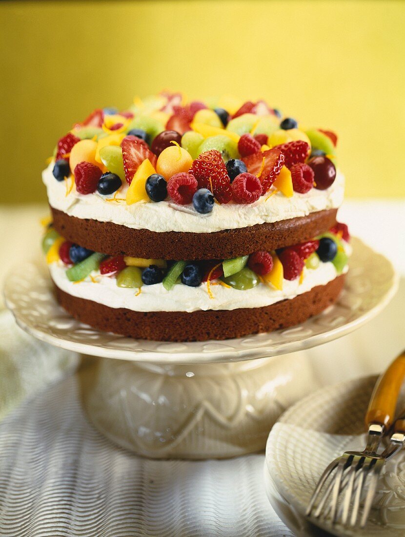 Obsttorte mit Schokoladenbiskuit und Frischkäsecreme