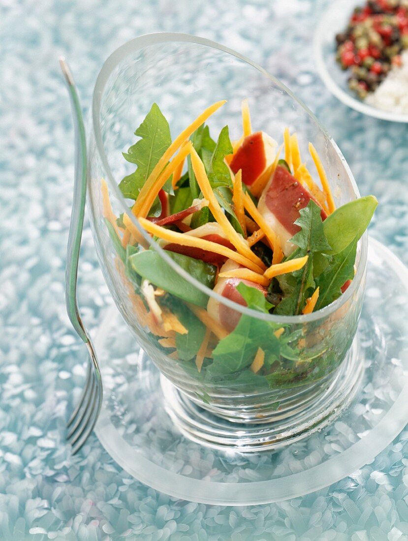 Salat mit geräucherter Entenbrust, Möhren, Zuckerschoten und Rucola