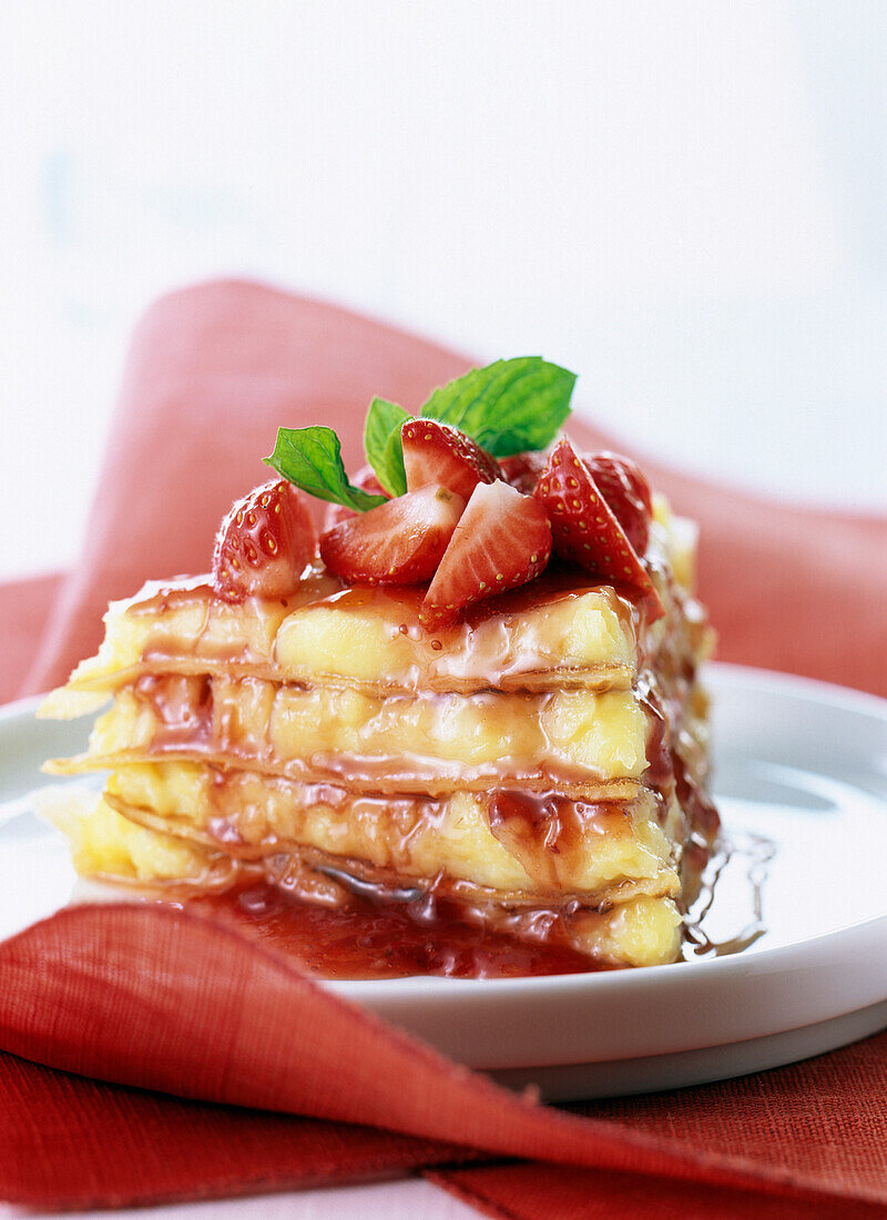 Pancake-Kuchen mit Erdbeersauce