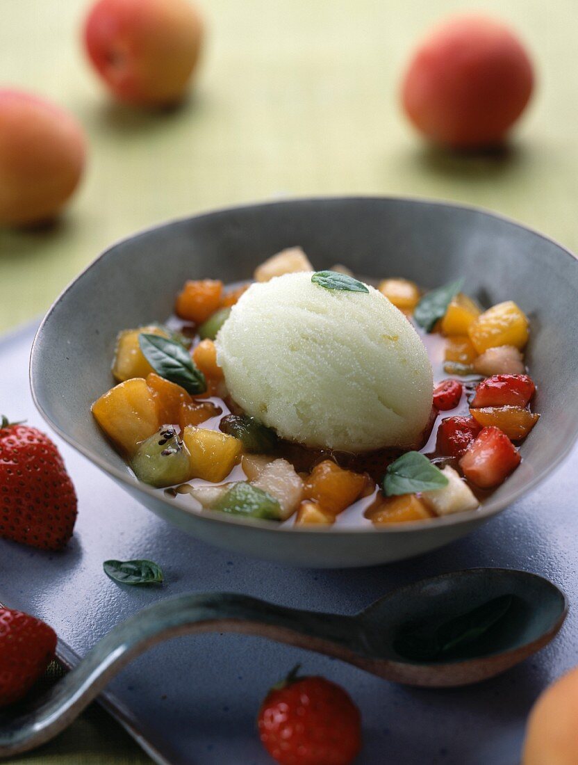 Obstsalat mit Minze und Zitronensorbet