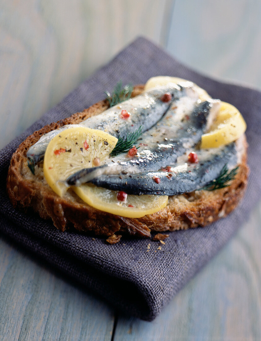 Brot mit marinierten, frischen Sardinen und Salzzitronen