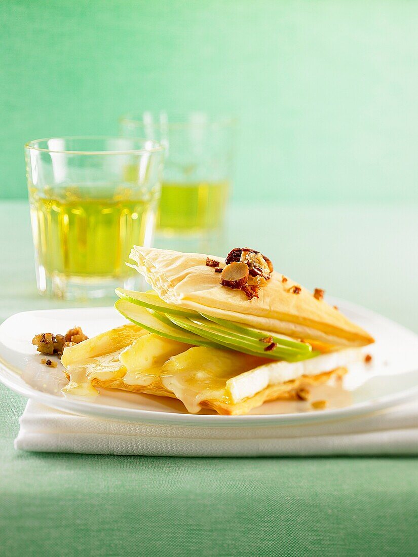 Puff pastry with Brie, green apple and dried fruits