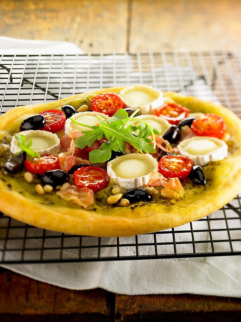 Pizza mit Pesto, Ziegenkäse und Rohschinken