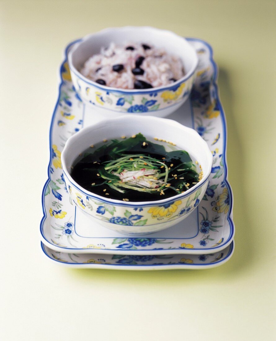 Kalte Gurkensuppe mit Algen und Schälchen Reis mit roten Bohnen