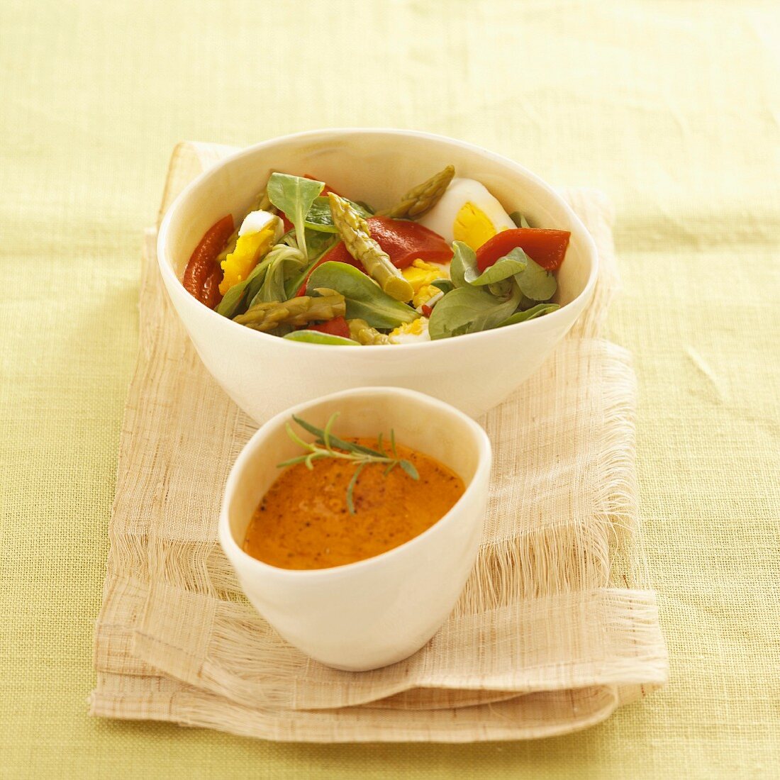 Lamb's lettuce with hard-boiled egg, asparagus and pepper vinaigrette