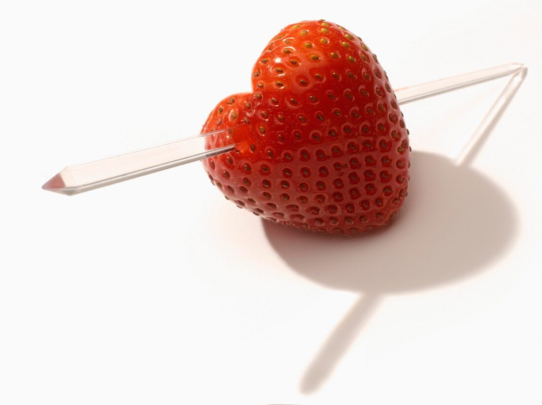 Herzförmige Erdbeere auf Spiesschen