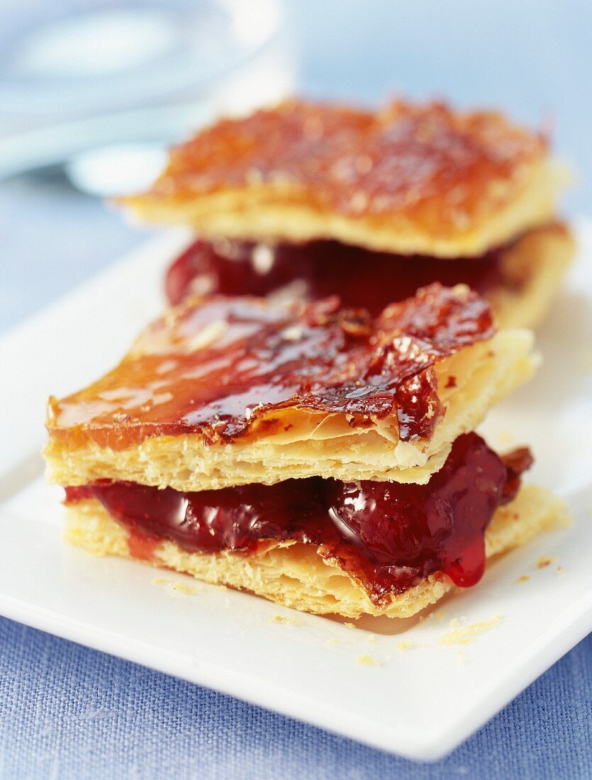Puff pastry with strawberries and apricots à la Millefeuille