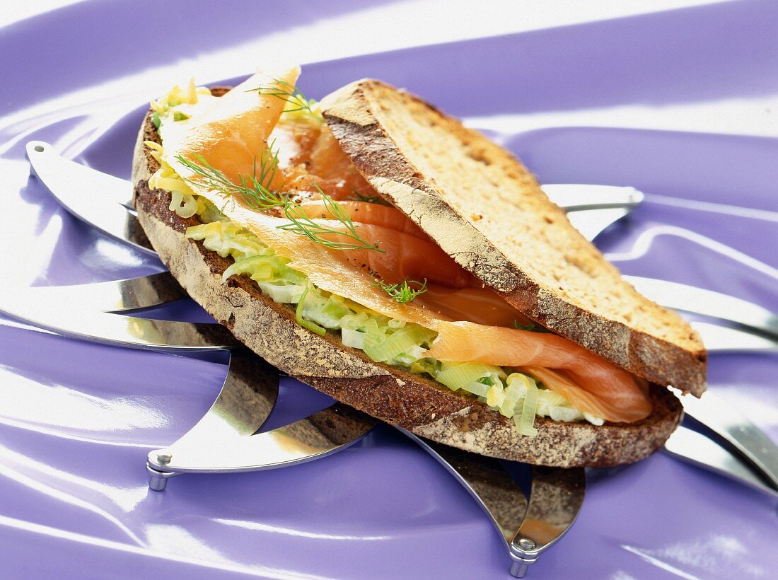 Norwegisches Sandwich mit Räucherlachs und Lauchgemüse
