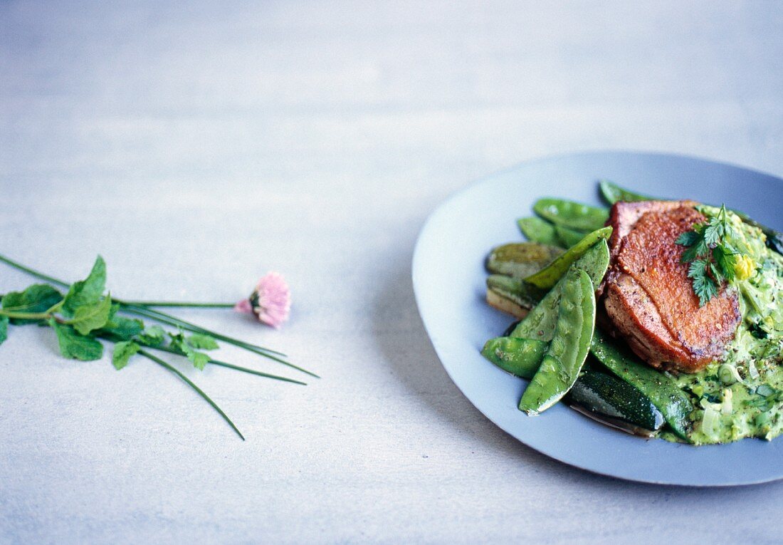 Hähnchen mit Zuckerschoten und Kräutersauce