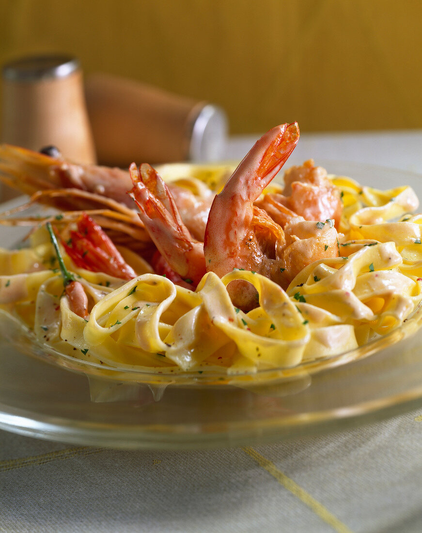 Handgemachte Tagliatelle mit gebratenen Garnelen