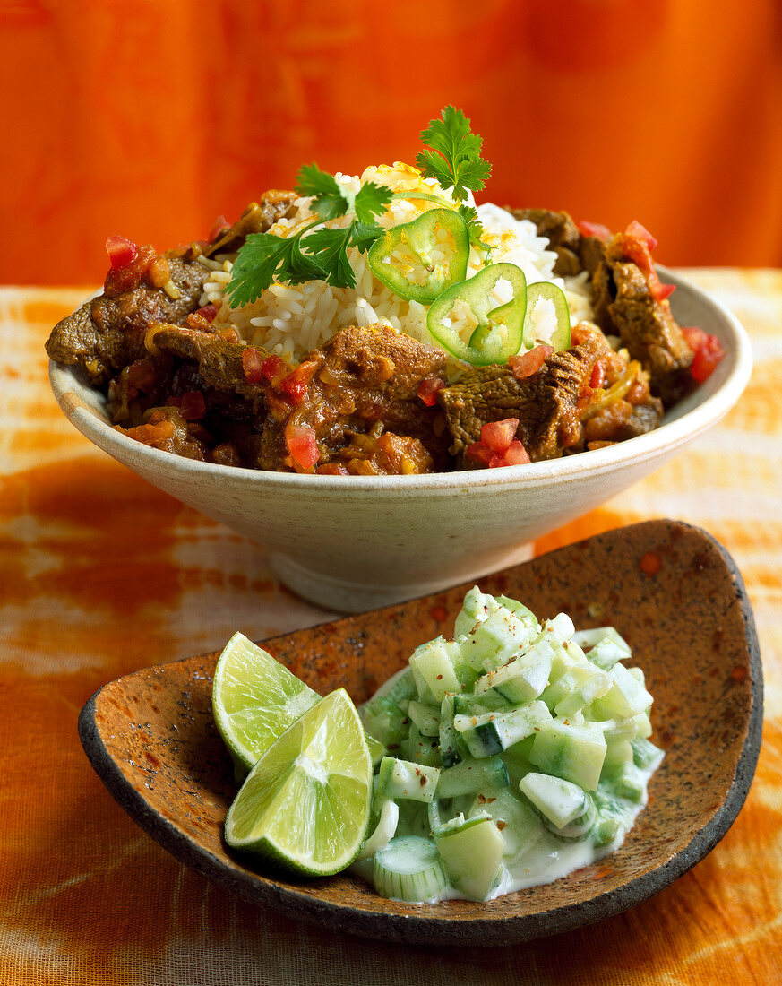 Rindfleischcurry mit Reis und Gurkendip