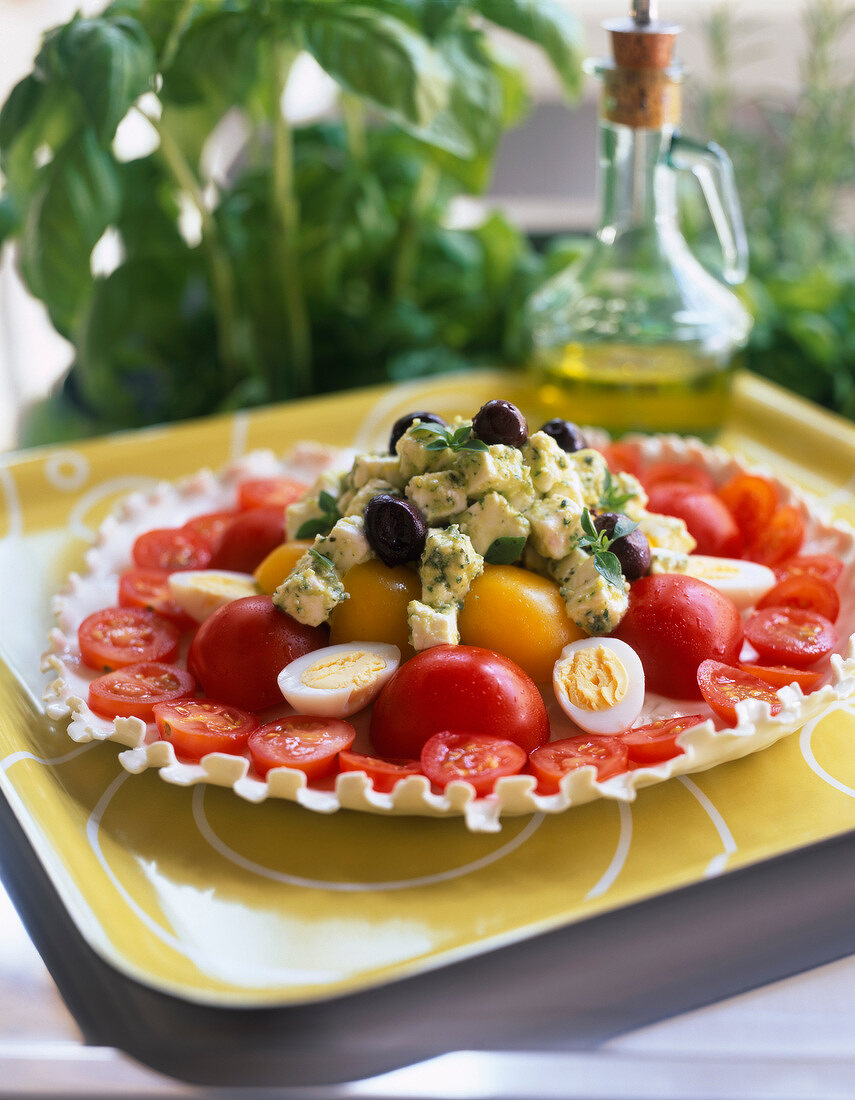 Tomatensalat mit Feta, Ei und Oliven