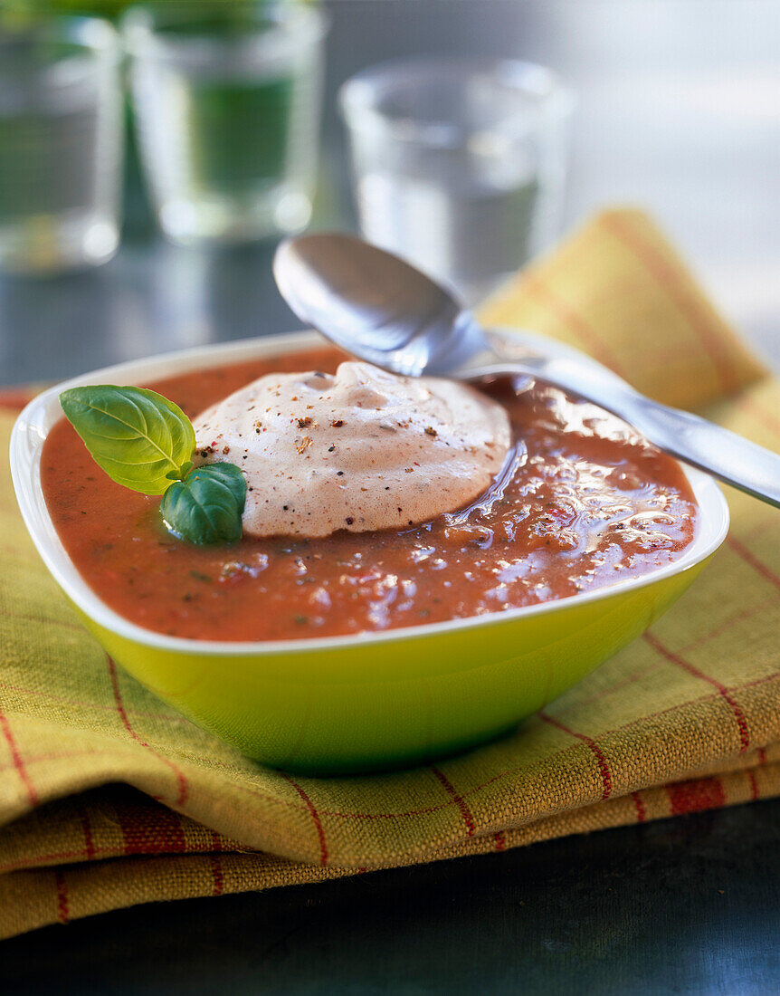 Würzige Tomatensuppe mit Creme fraîche