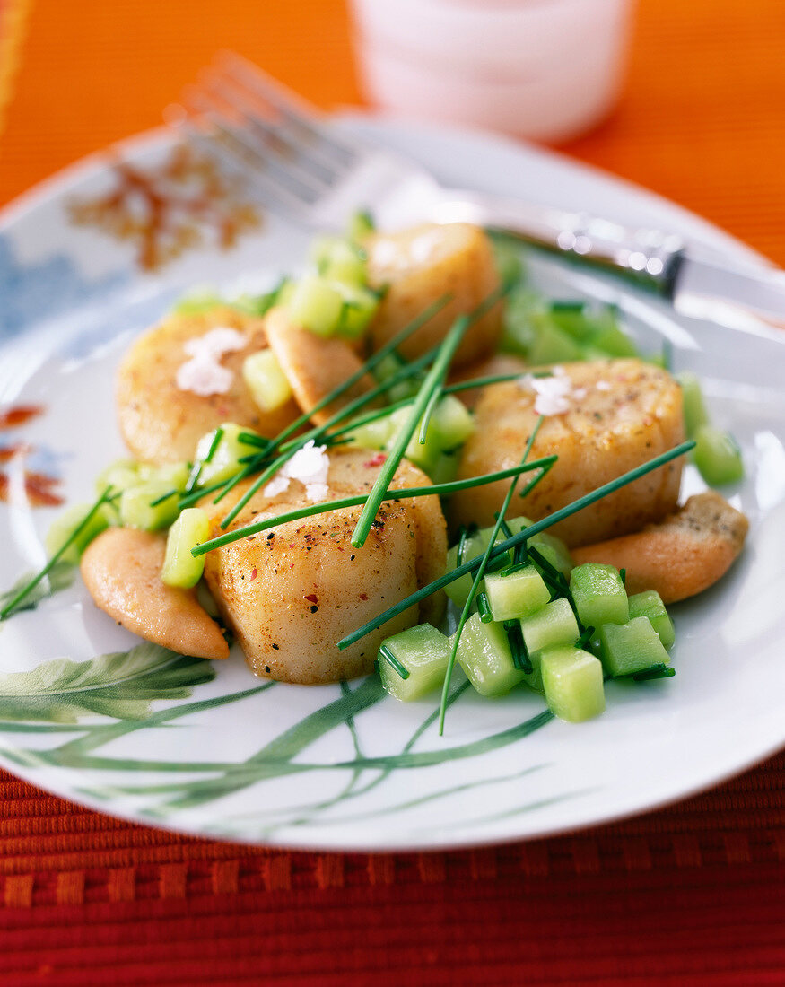 Gebratene Jakobsmuscheln mit Gurke