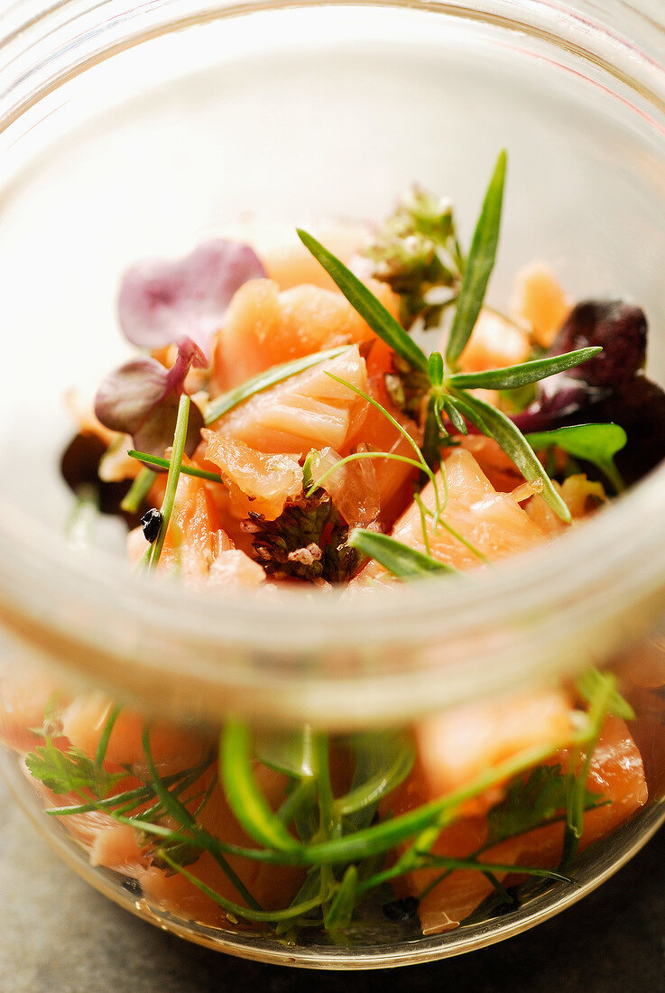 Salat mit geräuchertem Lachs und Kräutern im Glas