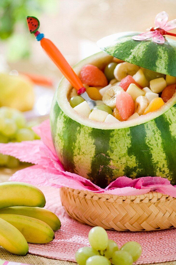 Obstsalat in der Wassermelone