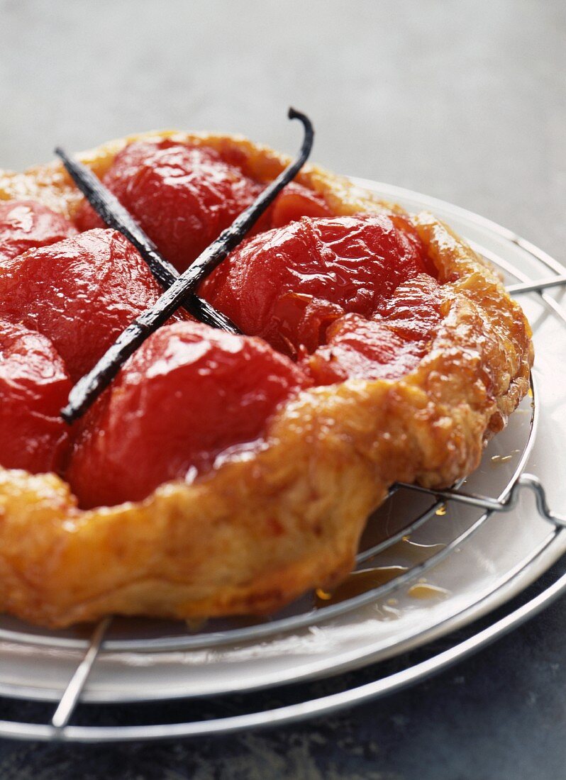 Tarte Tatin mit karamellsierten Tomaten und Vanille