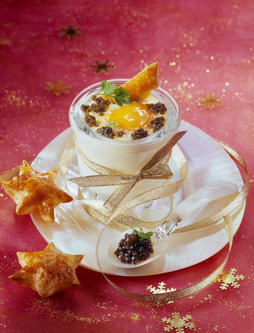 Festliches Oeuf cocotte-Ei aus dem Ofen mit Kaviar