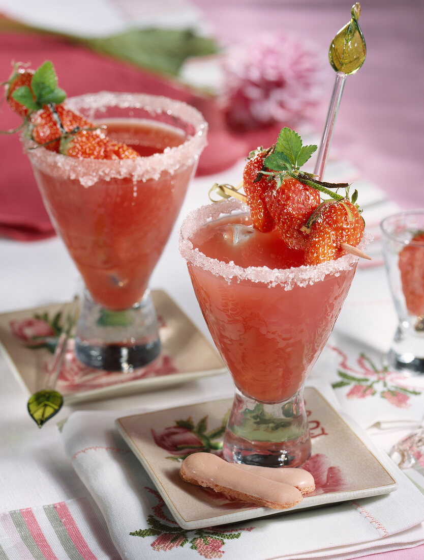 Rosa Cocktail mit Erdbeerspiesschen