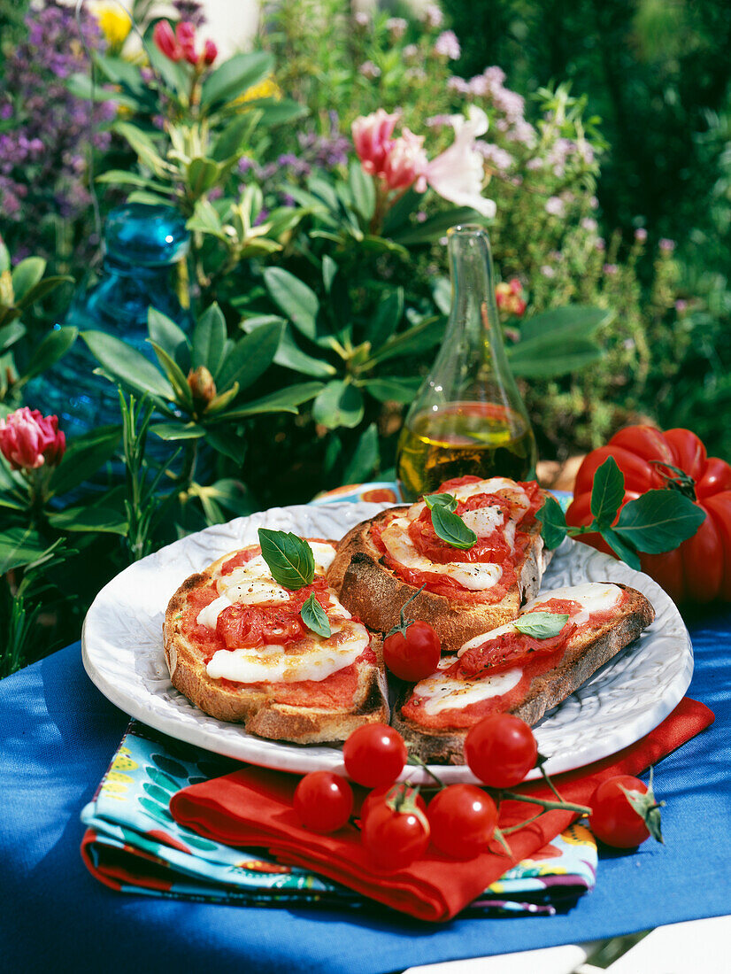 Bruschetta mit Tomate und Basilikum