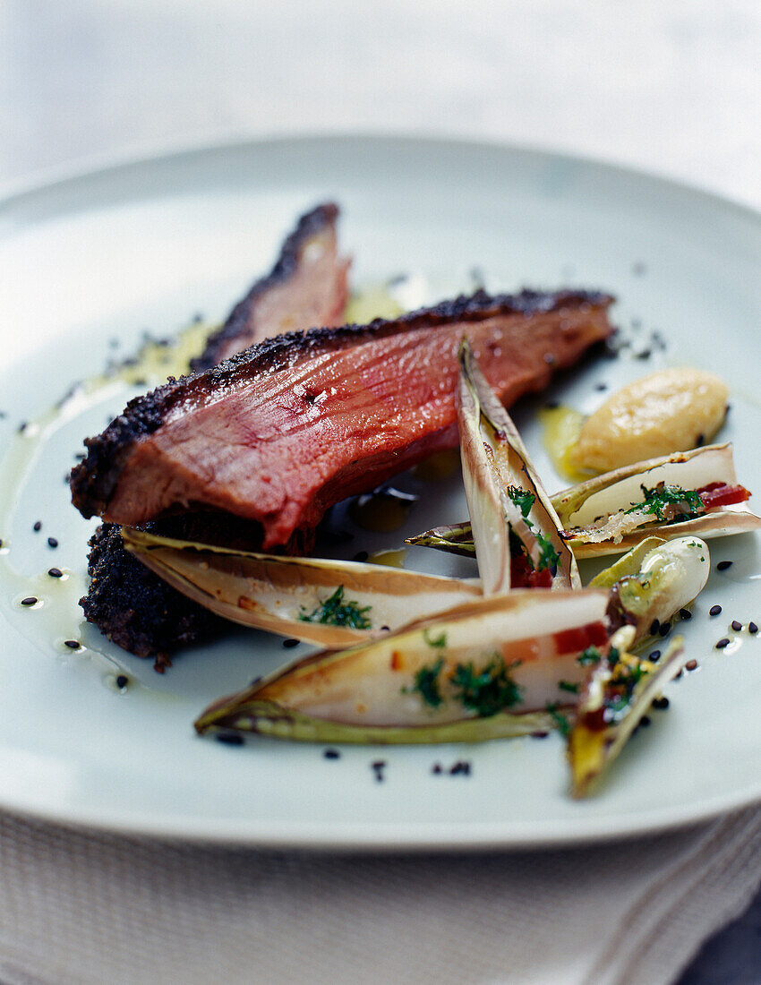 Rinderfilet in schwarzer Sesamkruste mit gebratenem Chicorée