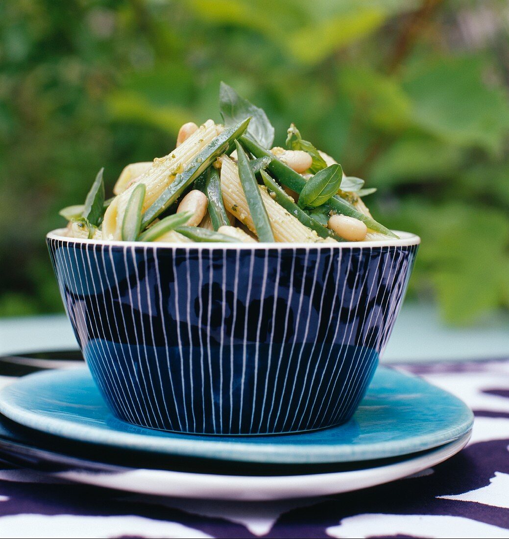 Nudelsalat mit Penne, grünem Gemüse und Pinienkernen