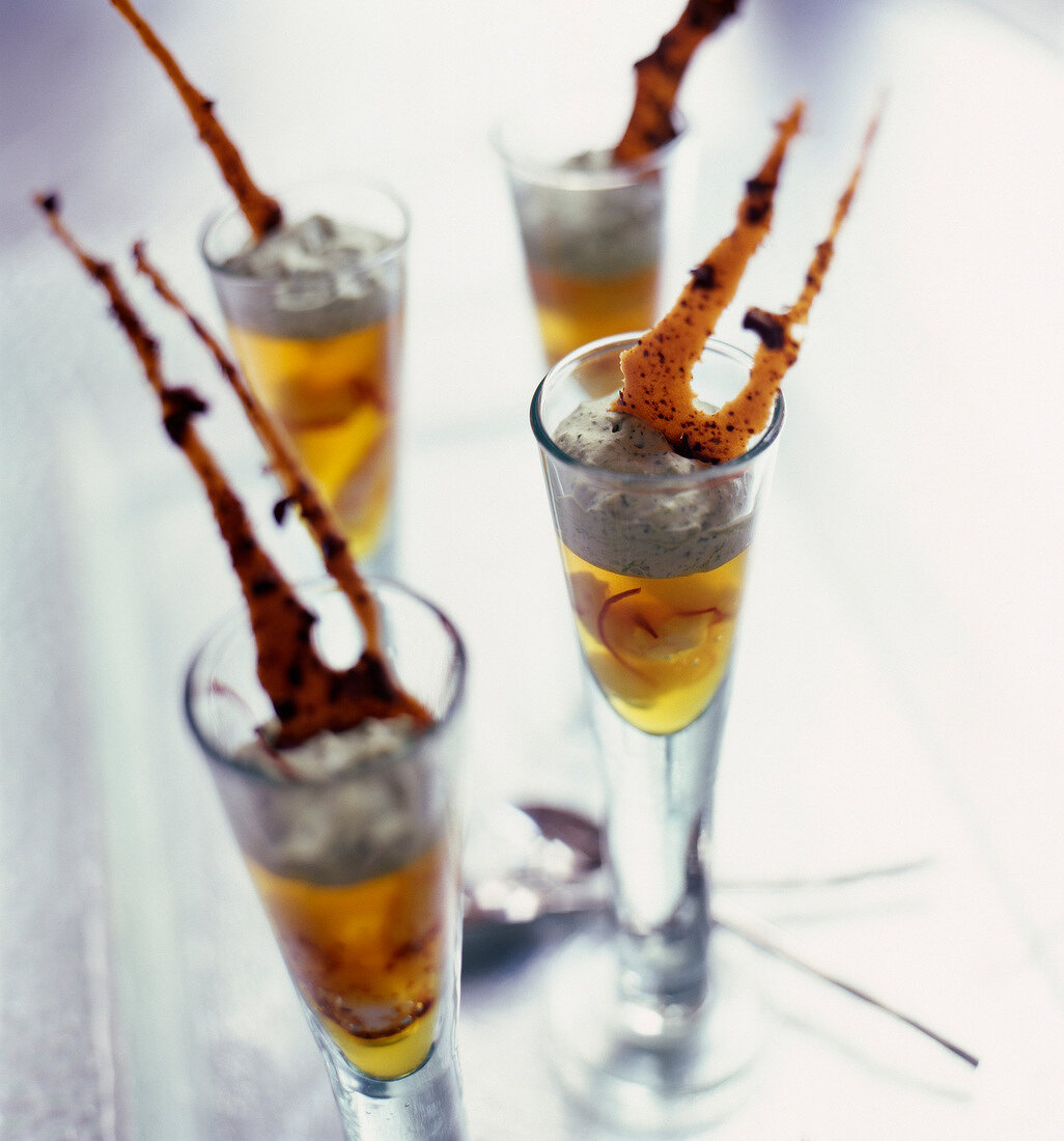Crevettengelee mit Safran und Kräutermousse im Glas