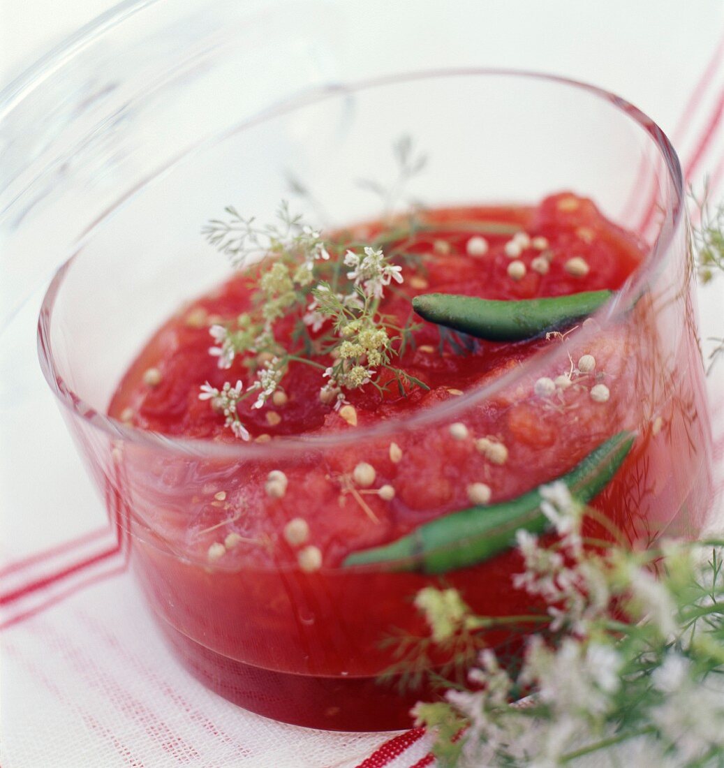 Tomaten-Wassermelonen-Gazpacho mit Koriandersamen
