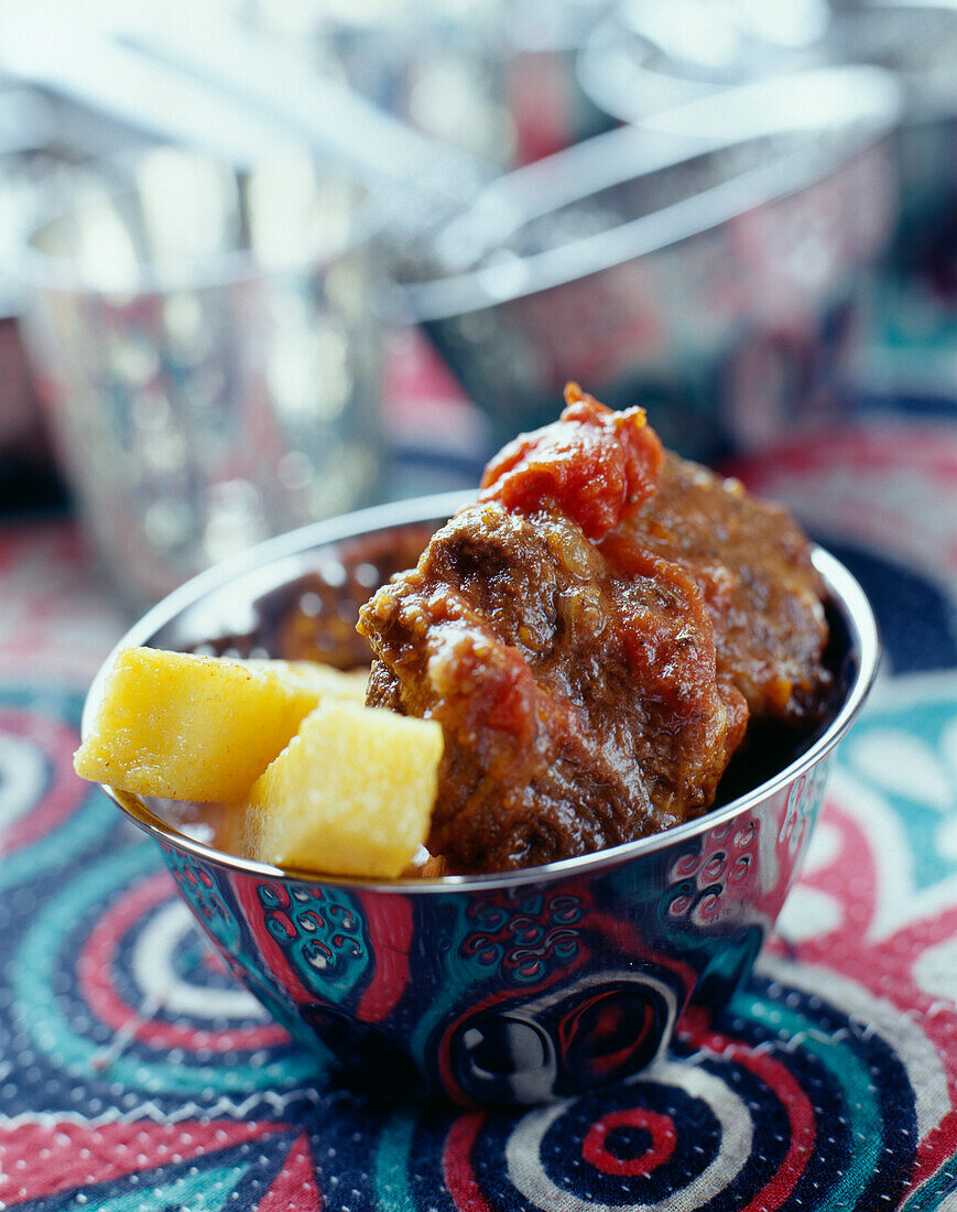 Rumänisches Gulasch mit gebratenen Polentasticks