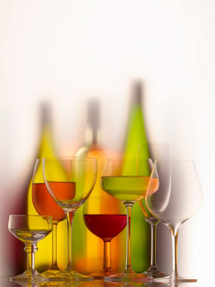 Verschiedene Gläser Wein und Weinflaschen