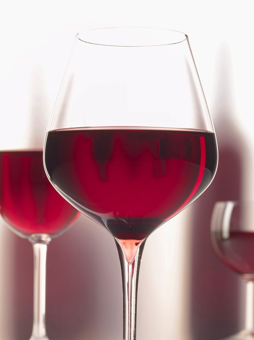 Gläser mit Rotwein