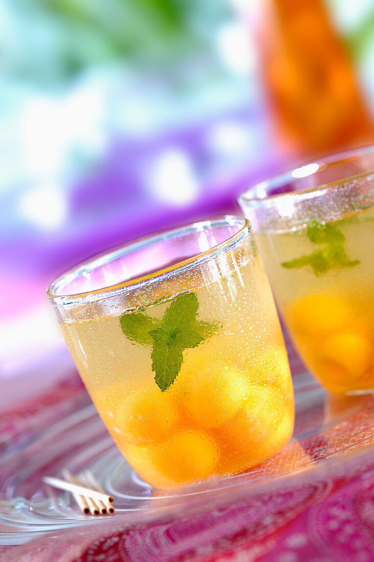Cocktail mit geeister Melone und frischer Minze