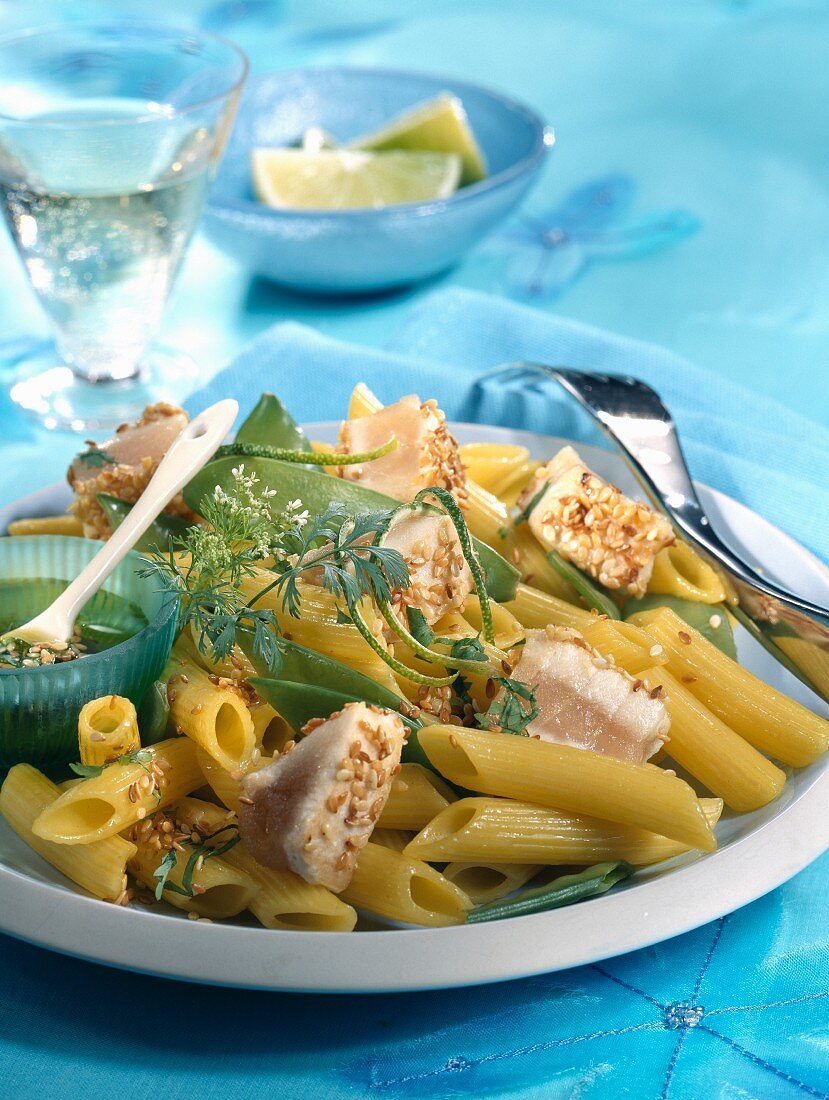 Nudelsalat mit frischem Thunfisch, Zuckerschoten und Kräutern