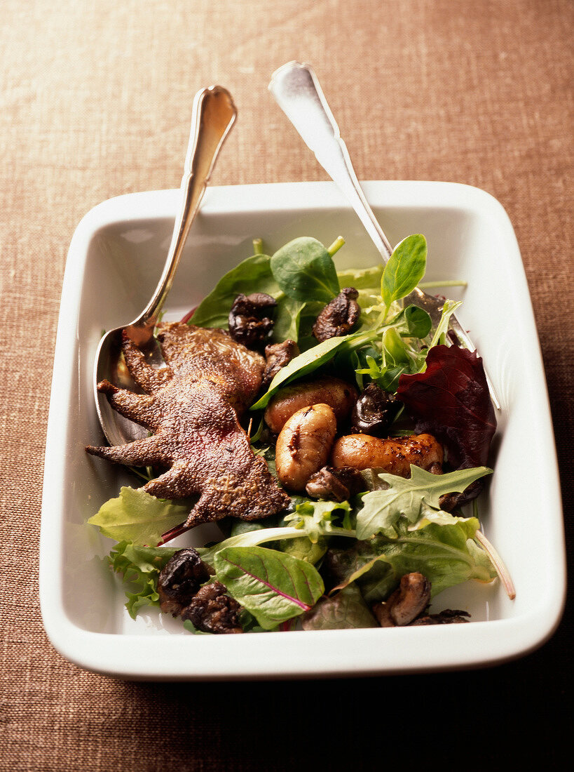 Französischer Salat mit gebratenem Hahnenkamm und Walnuss-Vinaigrette