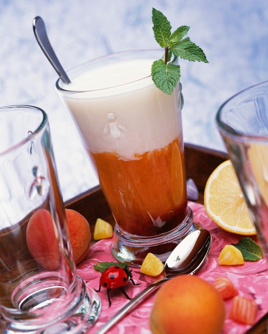 Cocktail mit Granatapfel und Aprikose