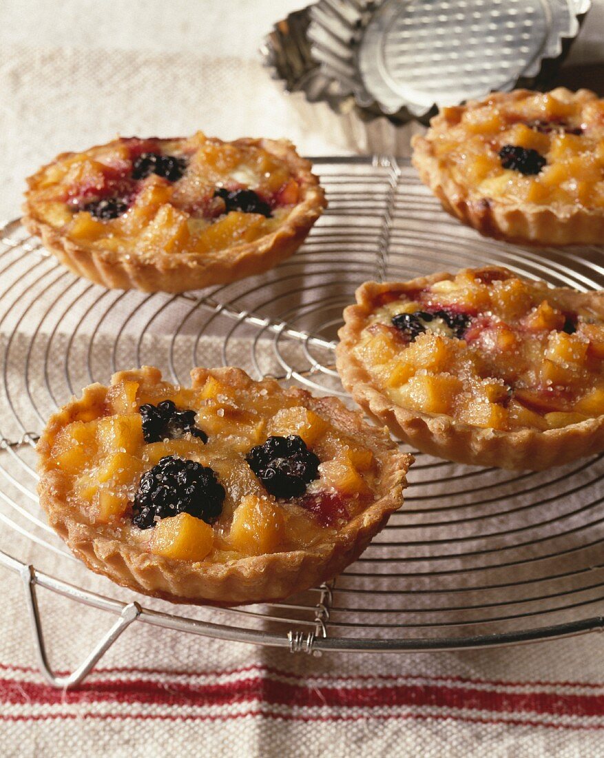 Small tarts with quinces and blackberries